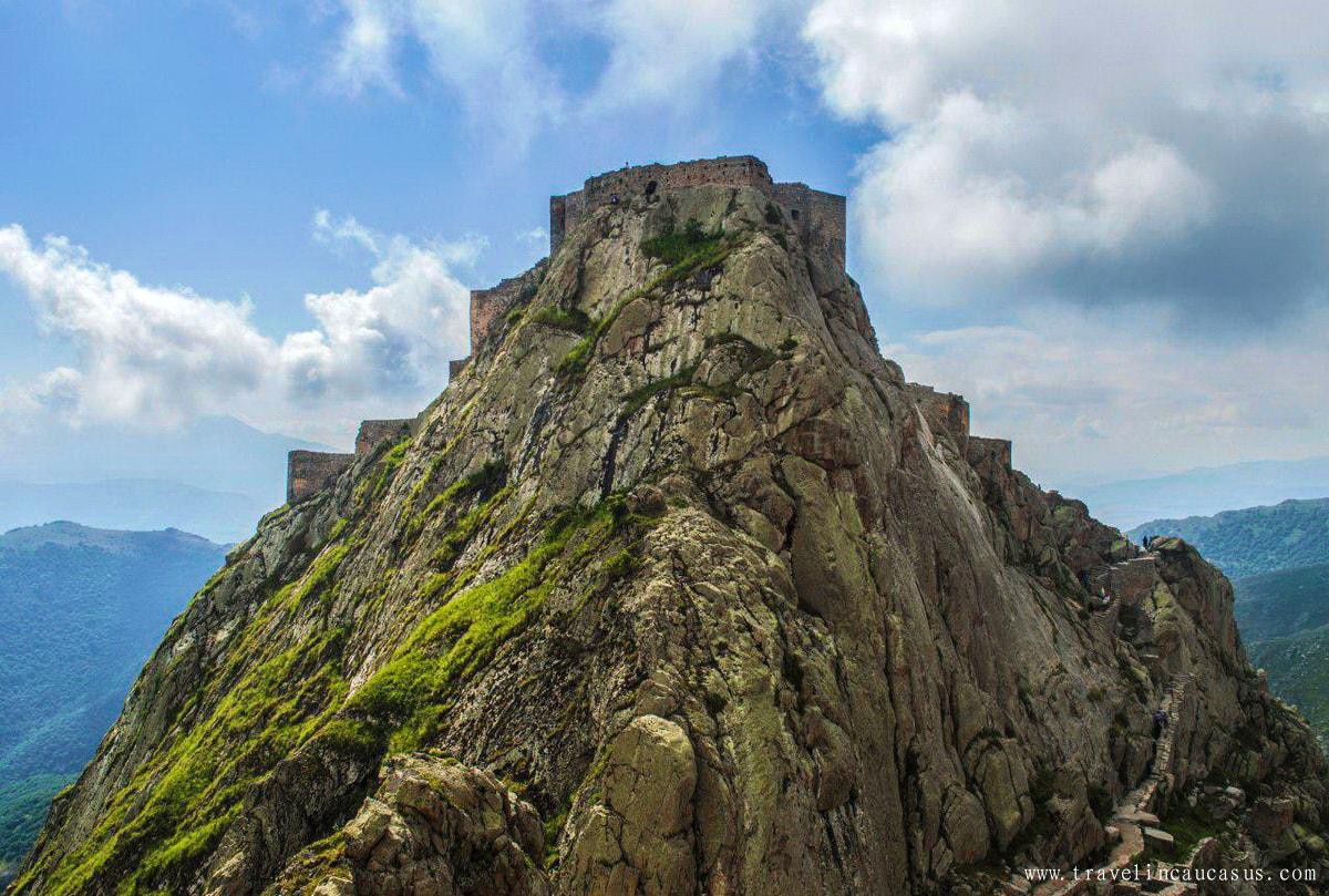 Azerbaigian-Orientale-Il-Castello-Di-Babak-1-min.jpg